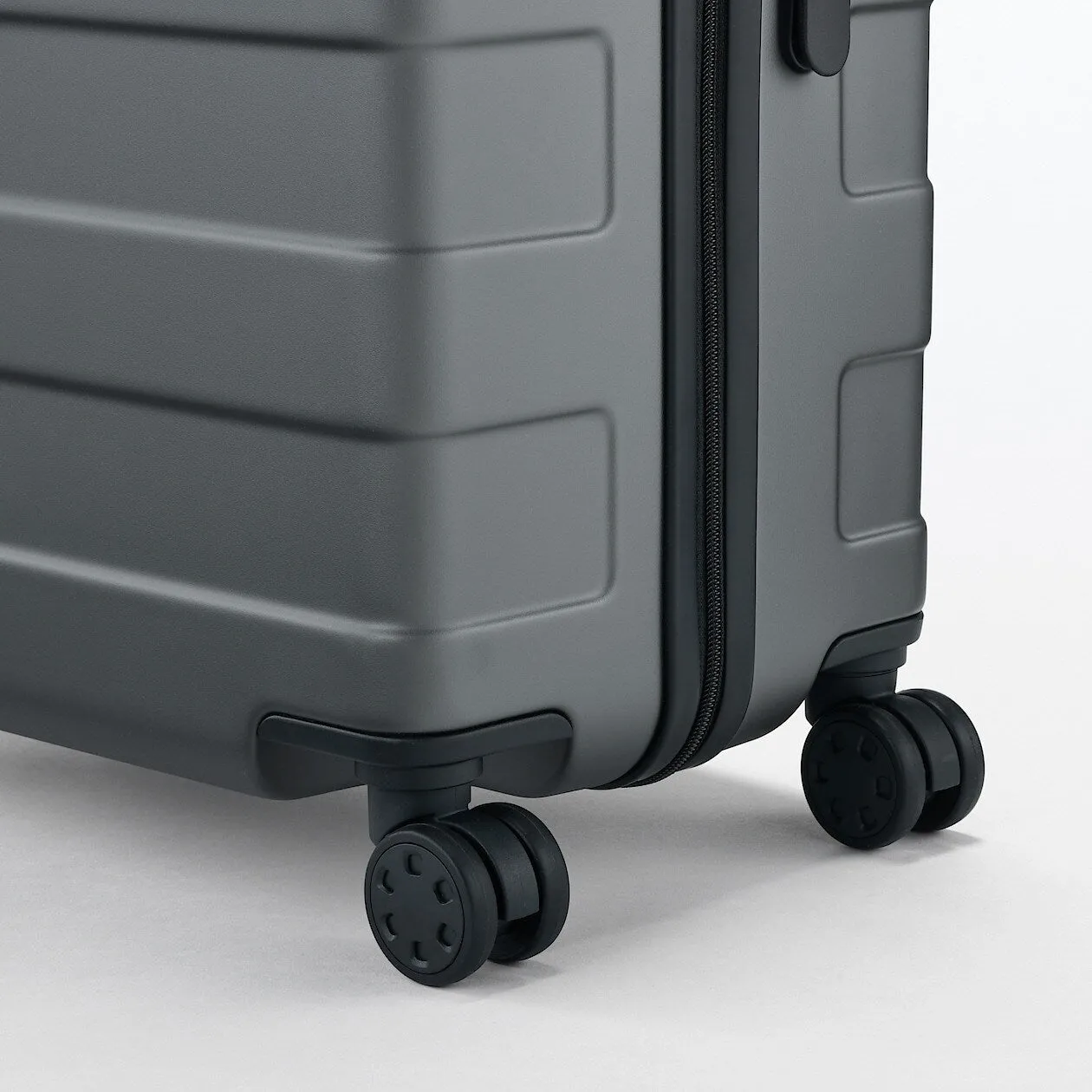 Hard Shell Suitcase - 75L (71.5cm)